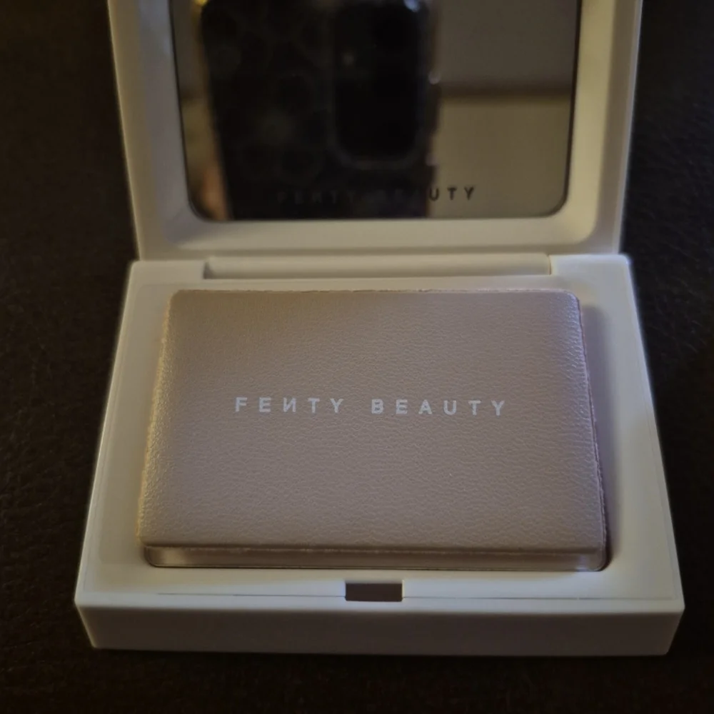 Fenty Beauty Invisimatte Blotting Powder Universal - Picture 4 of 7